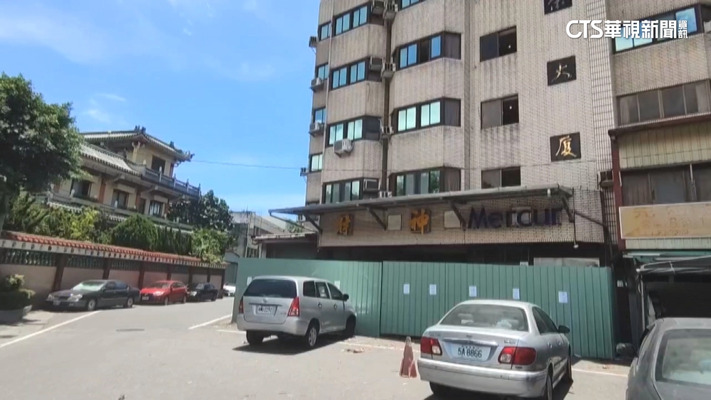 端午連假遊花蓮　入住飯店卻驚見鐵皮圍籬