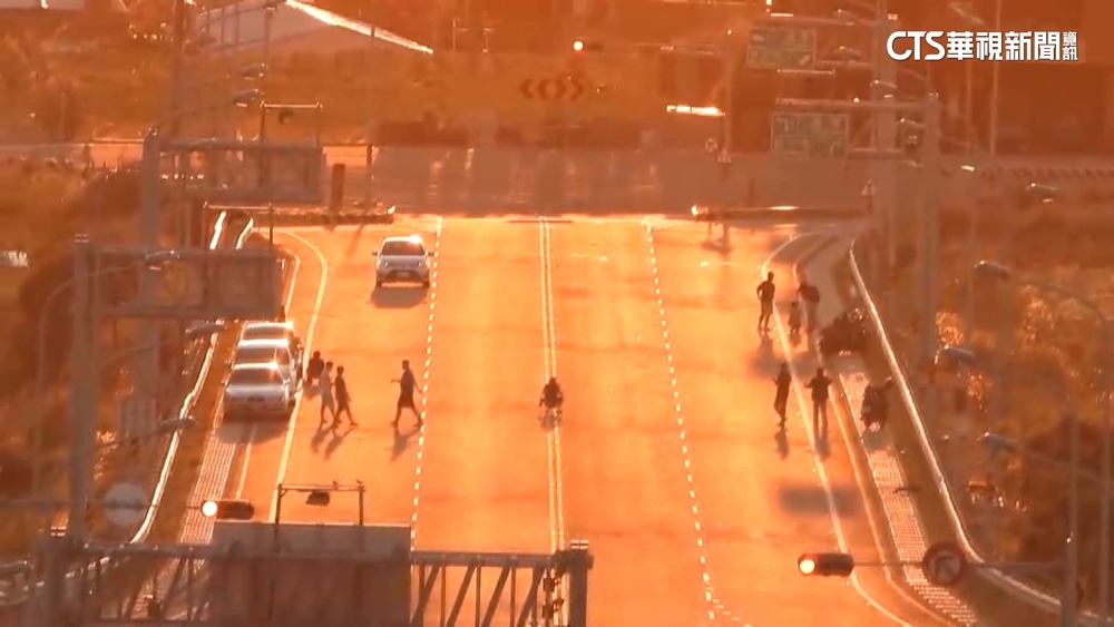 搶拍苗栗「日落大道」美景再現亂象　警加強取締