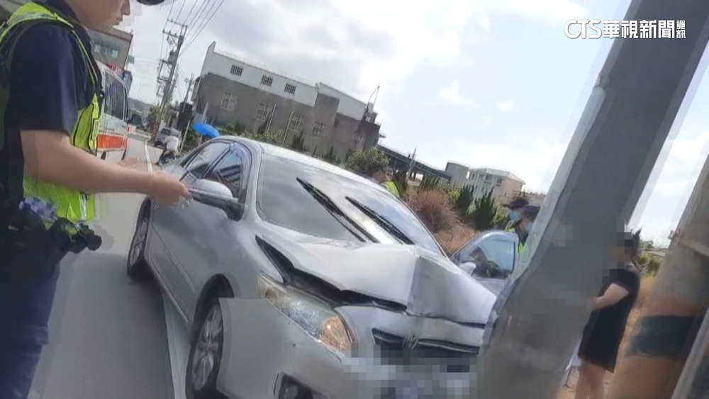 安撫後座哭鬧兒女　母開車自撞對向電線桿