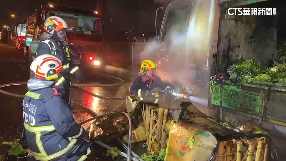 國道火燒車　駕駛驚覺冒煙下匝道緊急跳車