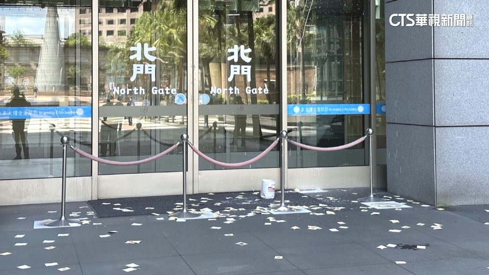 曾至新北市府潑漆　男今撒冥紙遭警逮捕偵訊