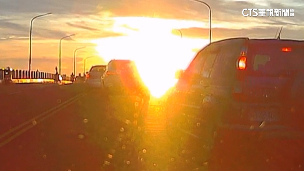 林邊大橋夕陽絕美　光線太亮釀追撞車禍