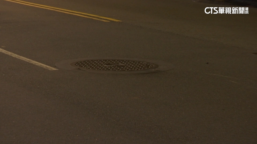 新北人孔蓋炸飛　騎士嚇摔傷.逾千戶瞬間停電