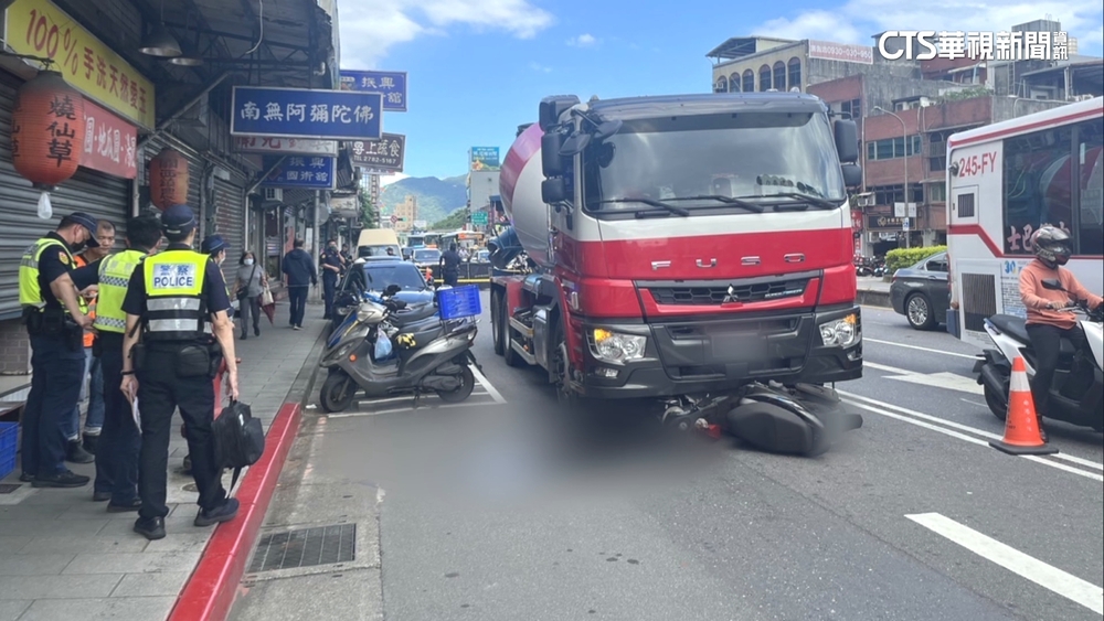 南港路一段砂石車撞機車　騎士遭輾當場喪命