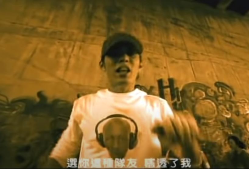 周董預言家？　 網翻20年前《鬥牛》MV：以為傳籃球 結果是傳定時炸彈