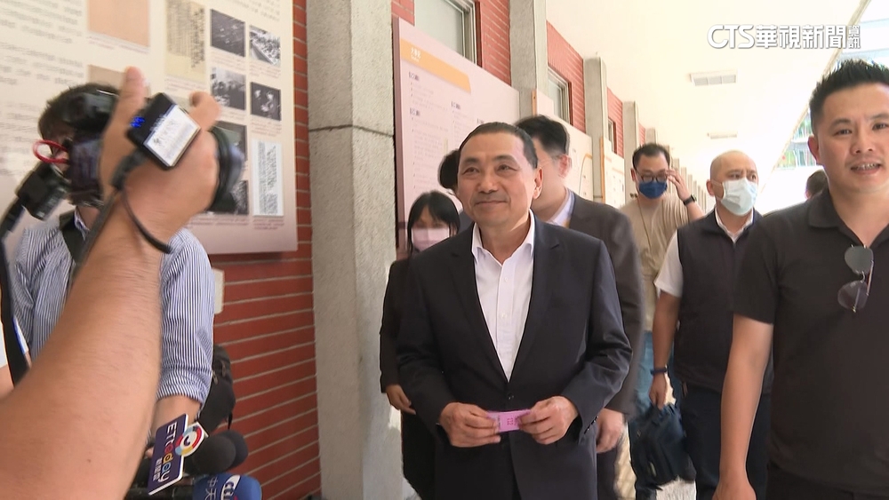 侯突襲現身青年營! 玩自拍.發冰棒「氣氛輕鬆」