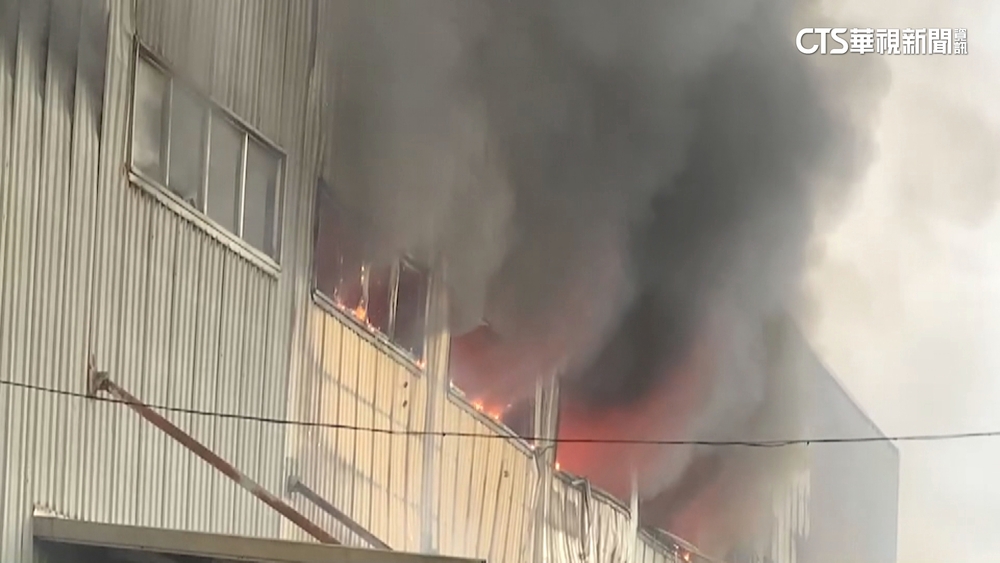 台中龍井木材倉庫傳火警　烈焰濃煙直冒