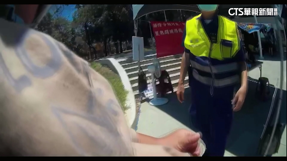 粗心爸逛市集弄丟2歲兒　熱心警助父子重逢