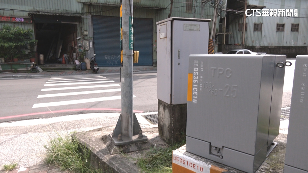 工程車左轉撞行人　疑「變電箱+A柱」擋視線
