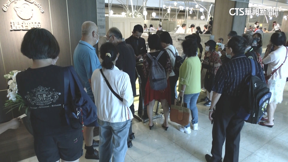 高雄飯店258元吃到飽　用餐限1小時　民眾搶排