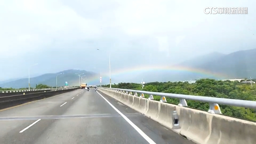 超低空彩虹現蹤台東知本　遊客直呼太美麗