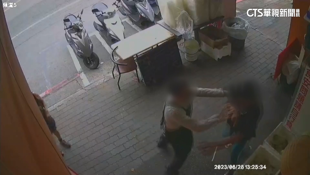 愛心冰箱翻太久！　物資站長制止遭男推倒受傷