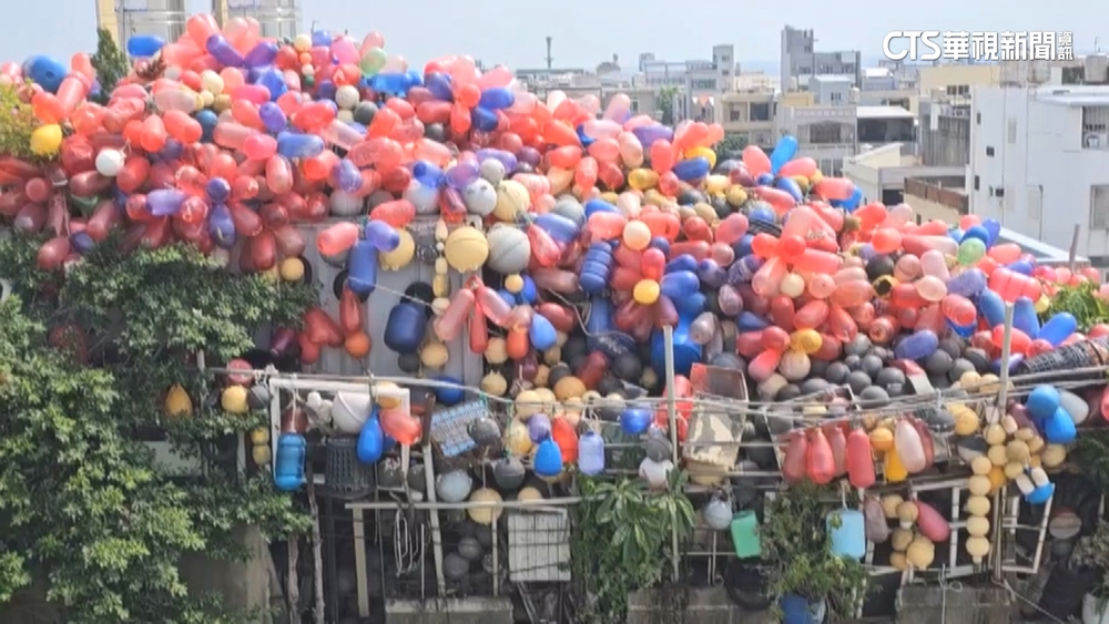 真實版「天外奇蹟」　浮球堆滿屋頂遭鄰檢舉髒亂