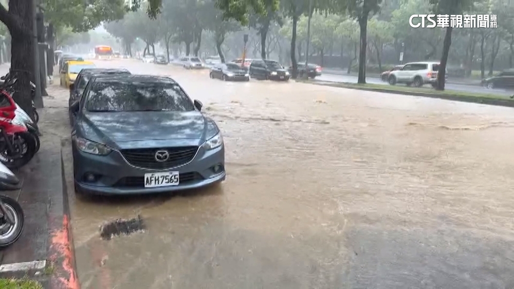 午後雷雨狂炸！　北市環河北路一度積水