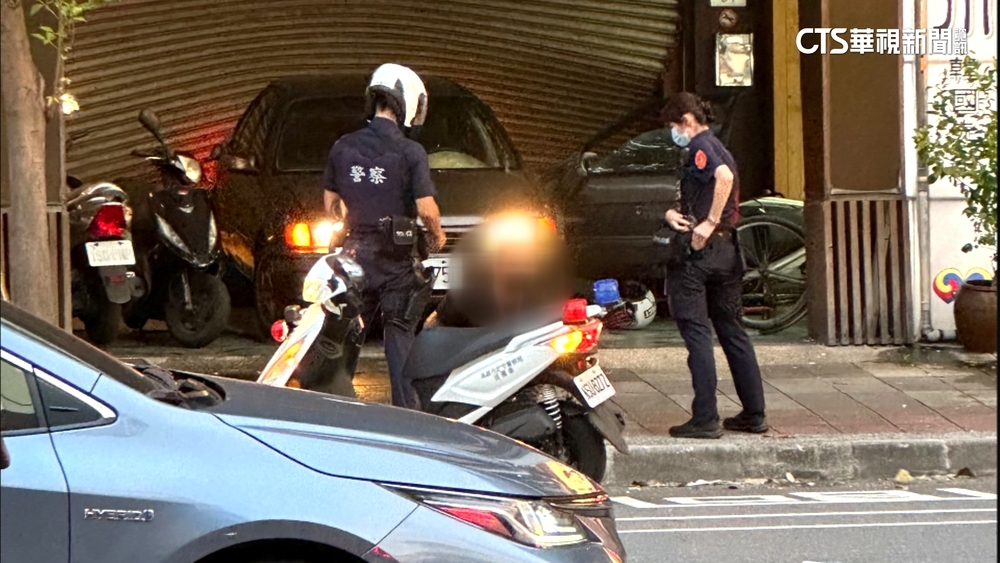 男駕車撞民宅鐵門波及2車　警到場逮捕送辦