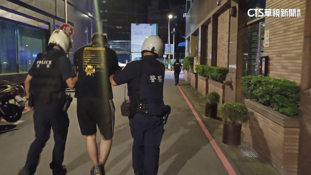 別想跑！　通緝犯拒檢逃逸　板橋警圍捕壓制