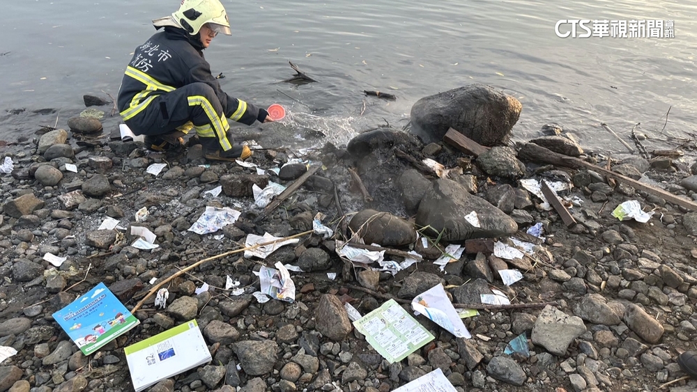 淡水河邊燒課本慶放暑假　8國中生被帶回警局