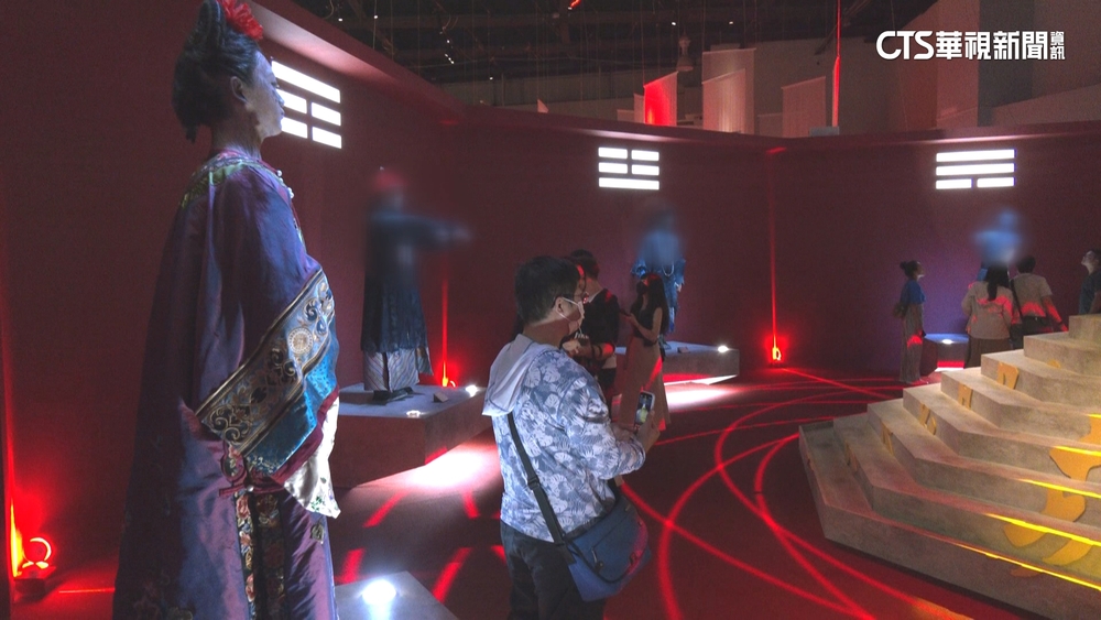 暑假Day1！　全家大小出遊衝高雄看「殭屍展」