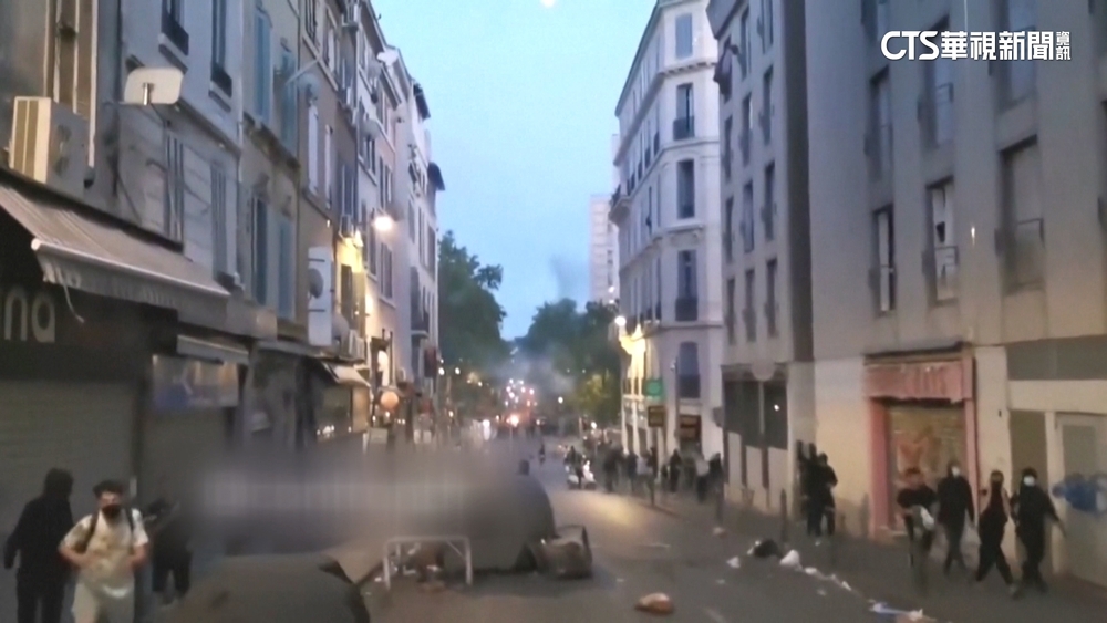 法警射殺北非裔少年騷亂持續！　警1天逮875人