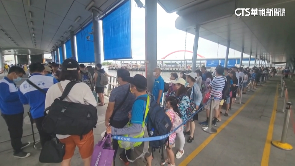 暑假開跑!萬人登小琉球 墾丁南灣也湧現人潮