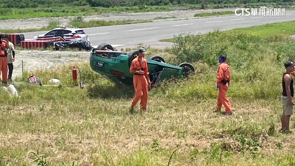 超跑活動租飛行場競速　「打龜號」失控翻覆1傷