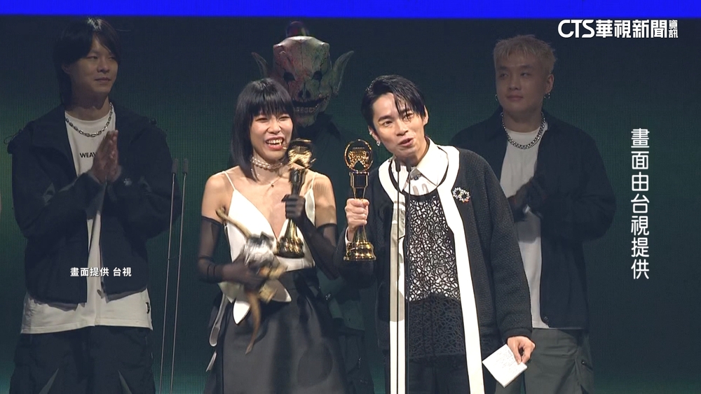 Crispy脆樂團獲最佳演唱組合　新婚夫妻大方放閃