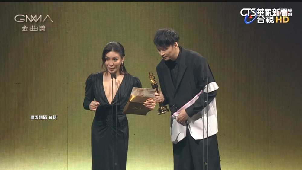 金曲烏龍！　艾怡良看錯評審簽名　獎頒錯人