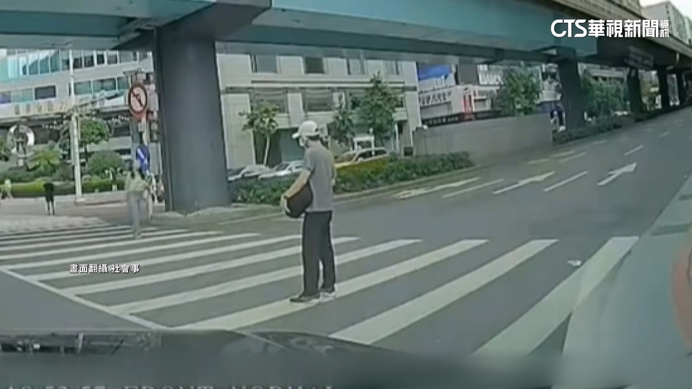 行人斑馬線上「走走停停」　警：遵守號誌未違法