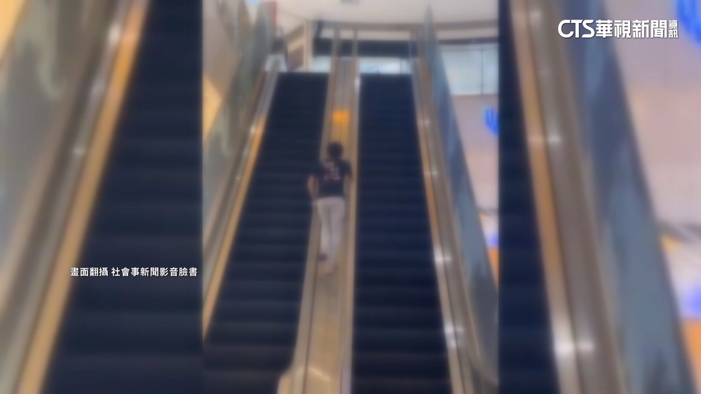 2手扶梯中間空間當遊樂場　學生危險行徑全都錄