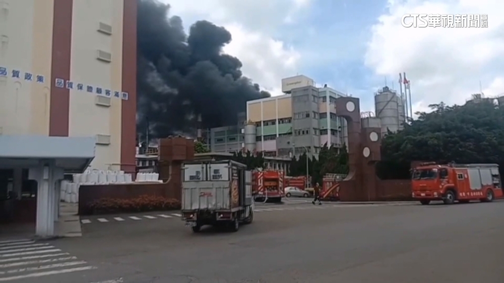 楊梅紡織廠大火黑煙直竄　6樓救出1受困人員