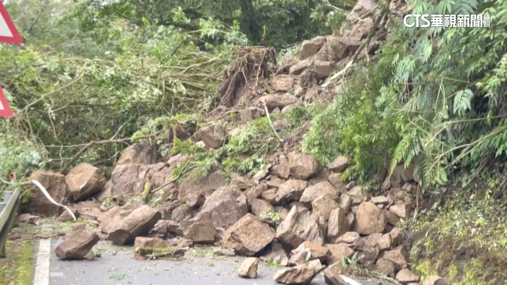 翠峰落石坍方交通中斷　人車困武嶺如停車場