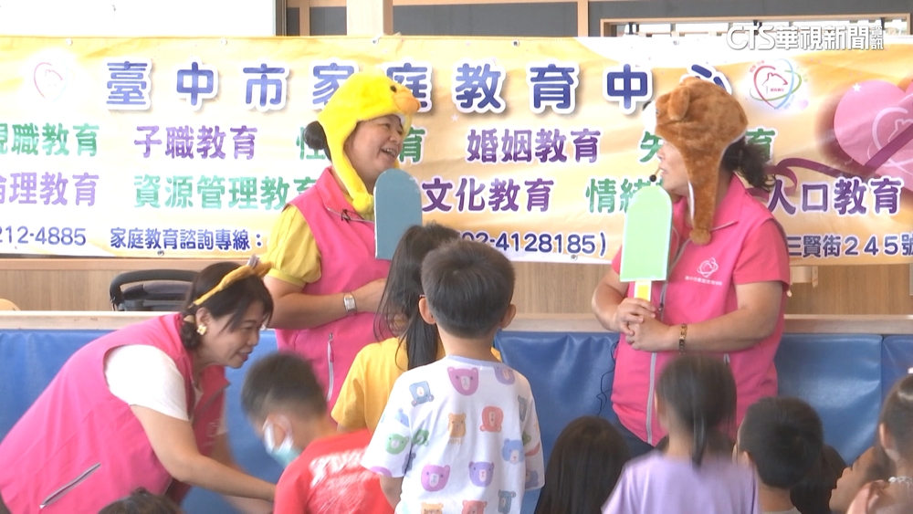 中市推親子共讀　志工媽媽賣場說繪本故事同樂