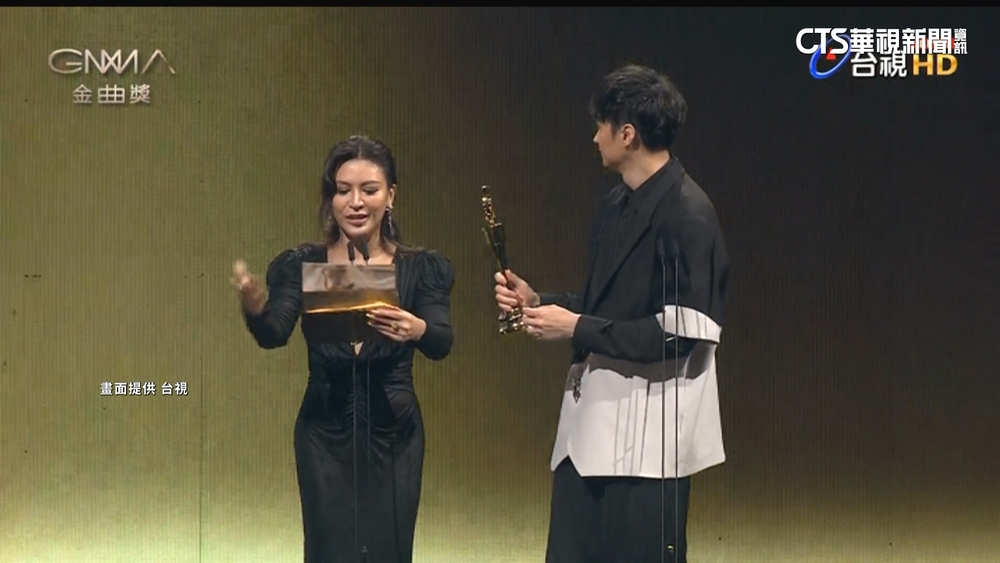 「金曲頒錯人」被罵翻　艾怡良直播哽咽道歉