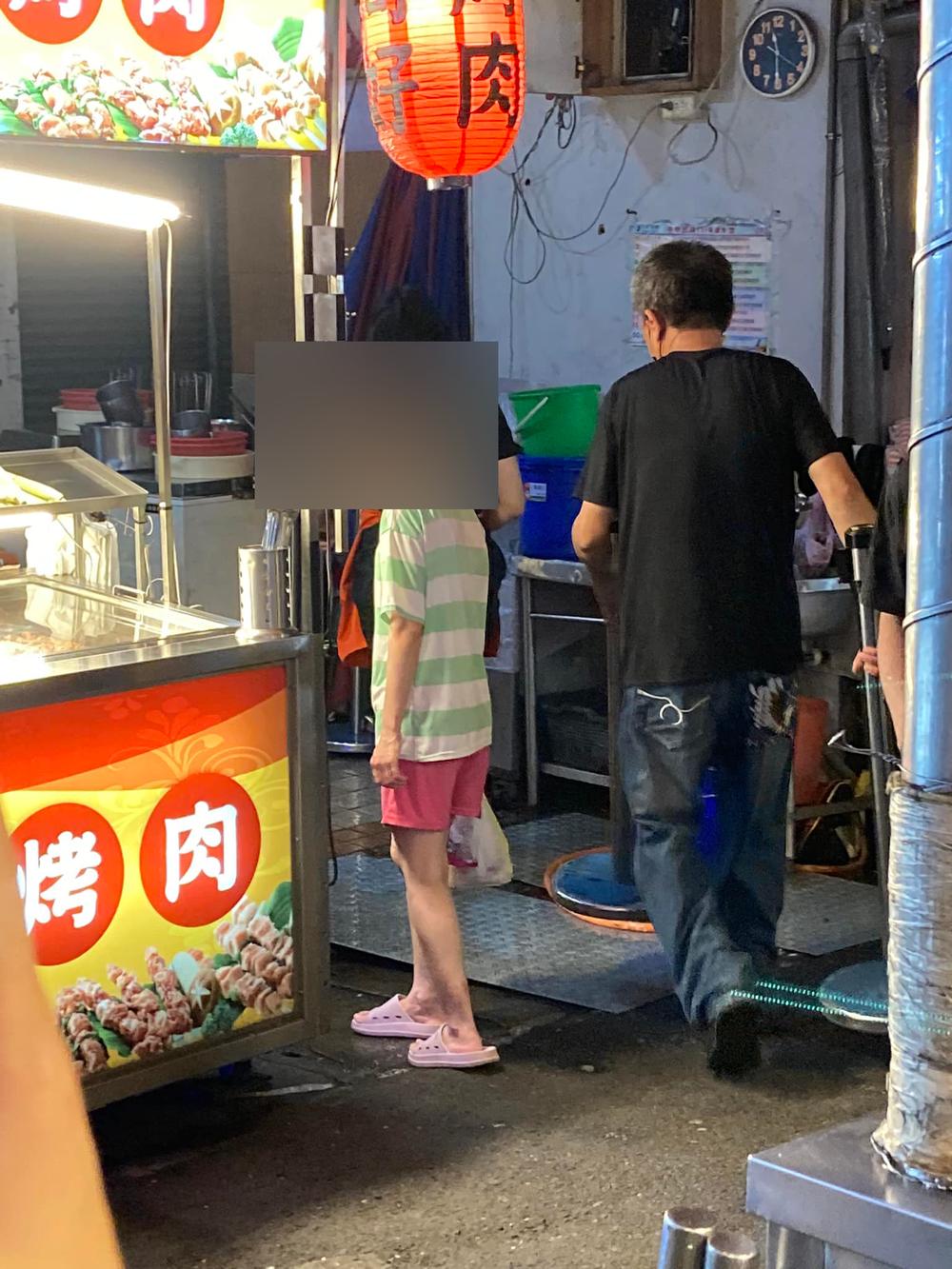 烤肉攤驚見真人版「千尋」！　網見照笑瘋：在找爸爸、媽媽啦！