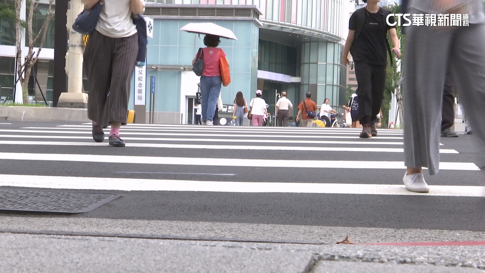 行人重點取締！　闖紅燈、滑手機闖車道小心吃單