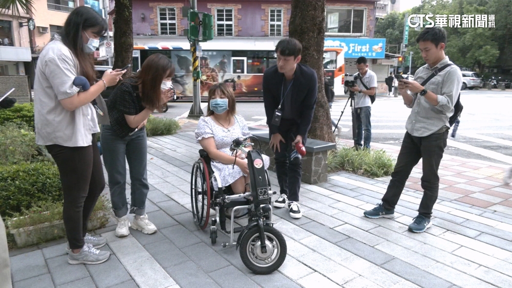 坐輪椅等電梯遭喝斥　身障者控保全還推打母