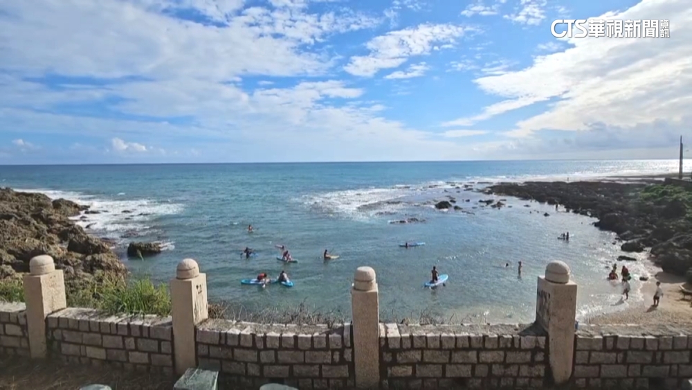 墾丁離岸流捲走5遊客　岸邊教練群急划SUP救人