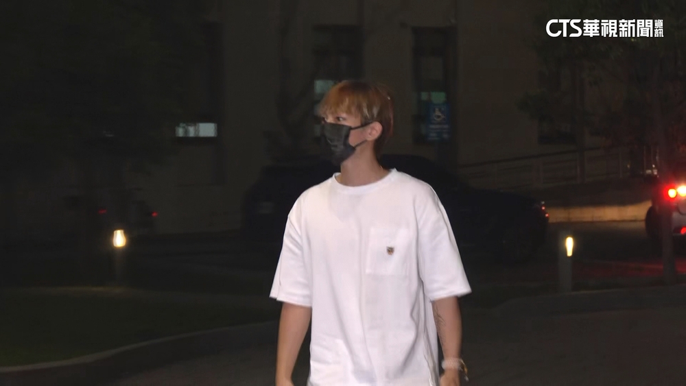 耍特權？炎亞綸應訊搭偵防車　警：奉檢察官指示