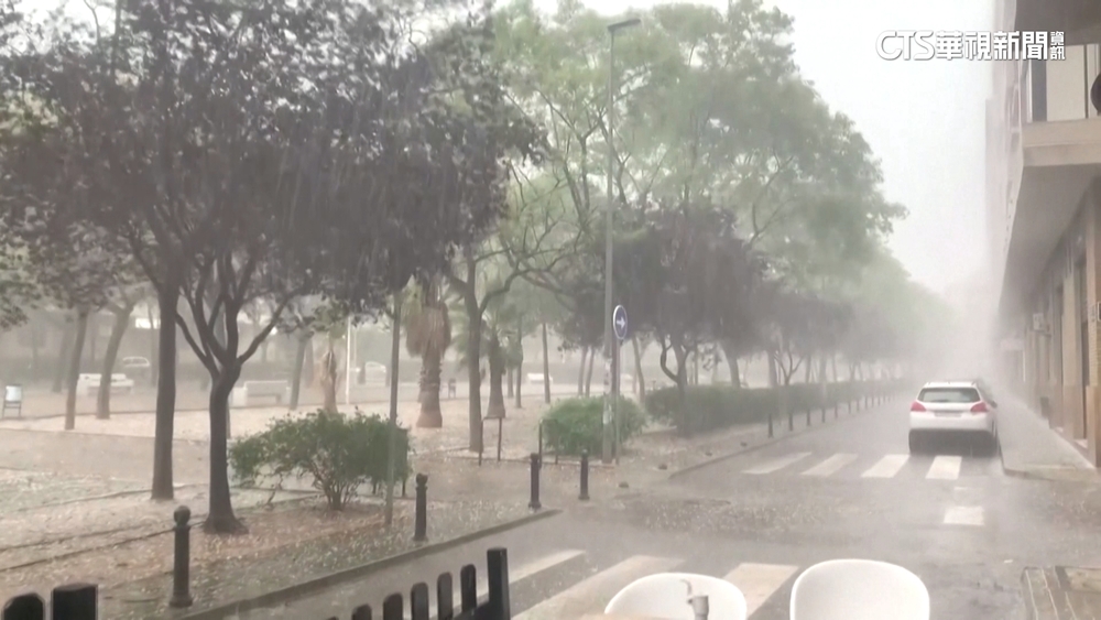 今年熱浪後第1場！　巨型冰雹襲西班牙小鎮