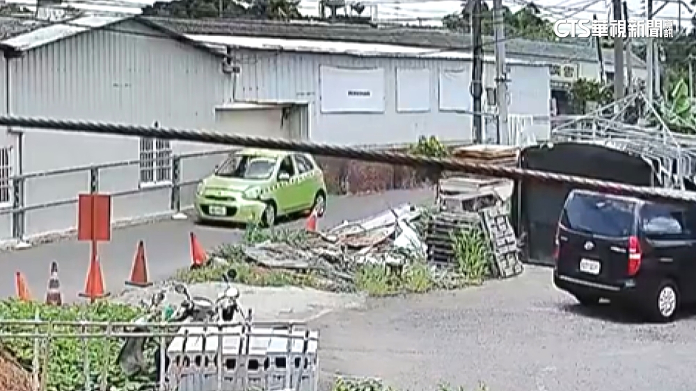 疑恍神+窄巷　路考學員一開出駕訓班即撞牆