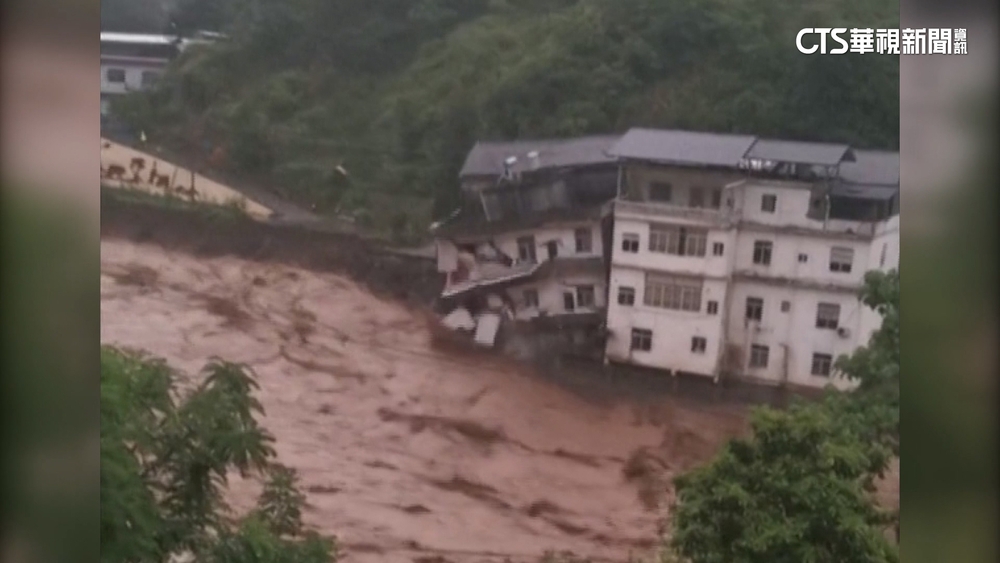 豪雨炸中國四川！　土石流沖垮房屋冒大量煙塵