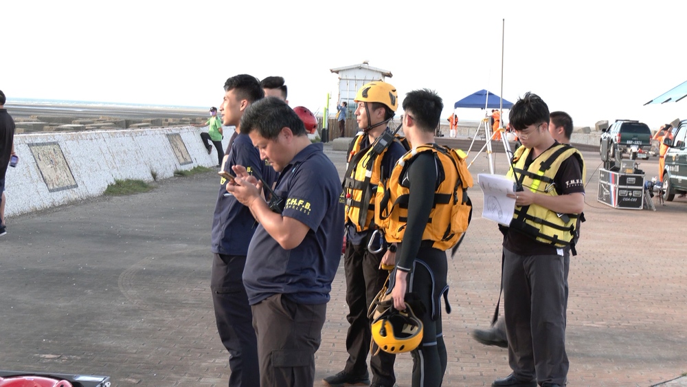 高美濕地3越籍移工遭浪捲失蹤　警消擴大搜救