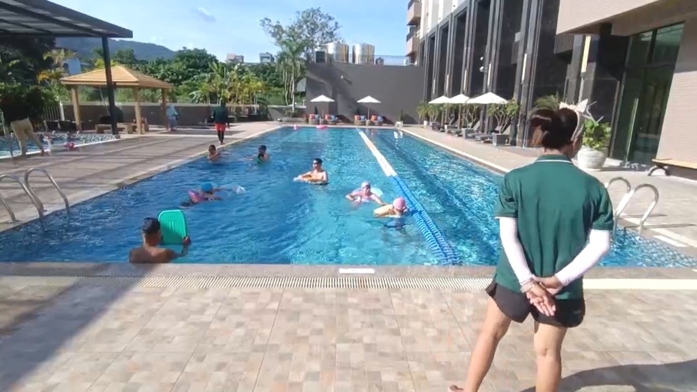 男童飯店泳池脫浮力衣險溺水　救生員救援保住一命