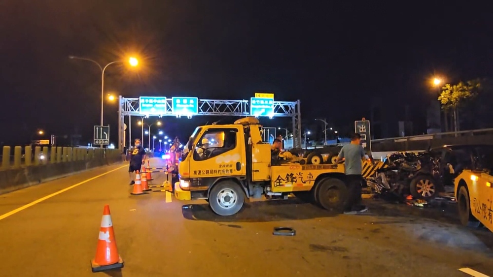 小客車撞交維車！　幸車內2人意識清楚無大礙