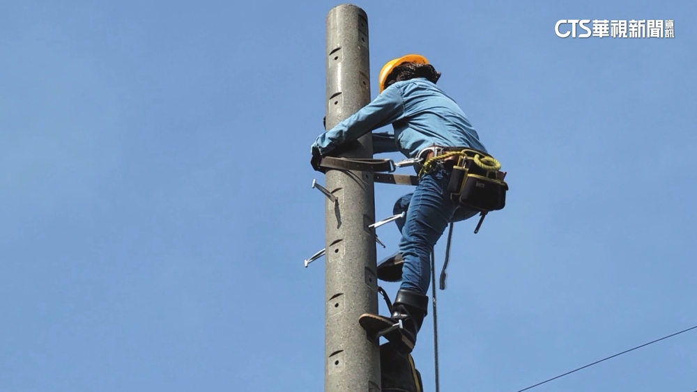 36度烈日爬10米電桿維修　台電雲林唯一「女蜘蛛人」