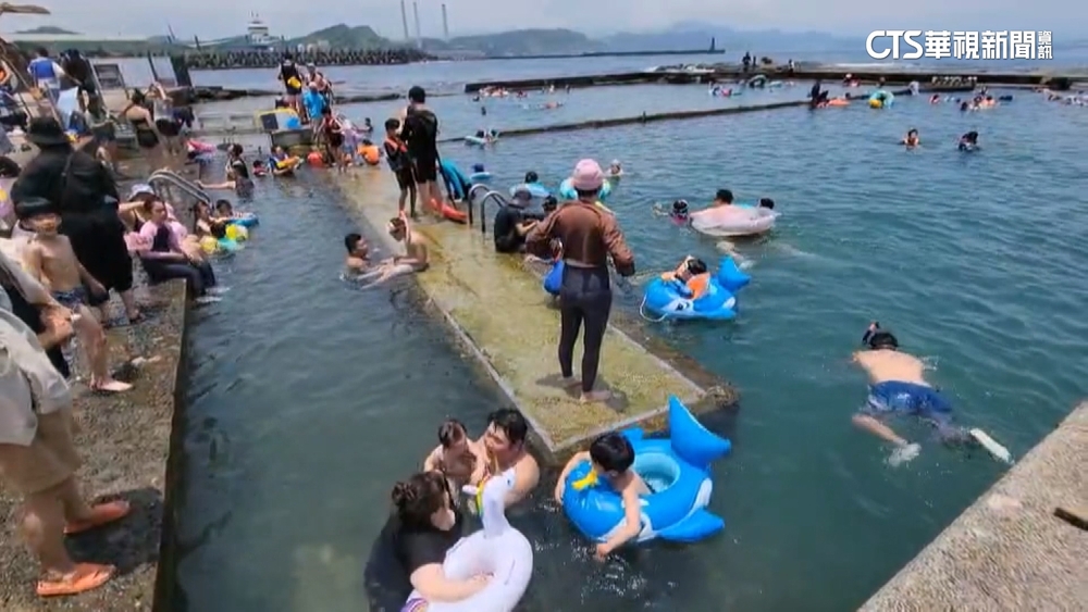 外木山海興泳池封閉施工　泳客擅闖冒命下水