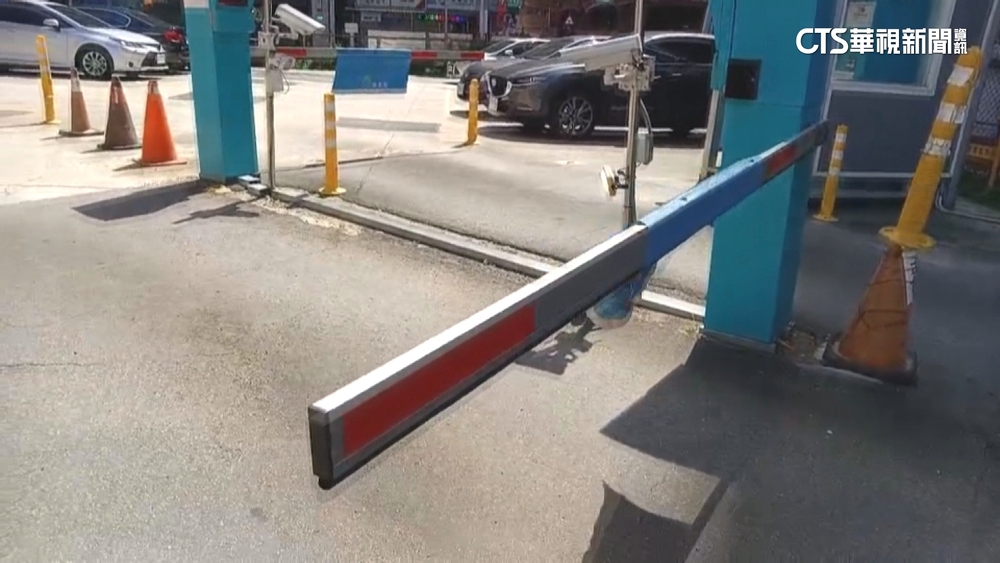 停車場柵欄太靠路邊　砸中路過行人罰3000！