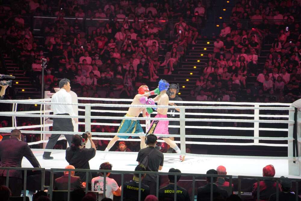 《拳上》小哥哥艾理對戰孫生 帶上護具全場噓聲四起