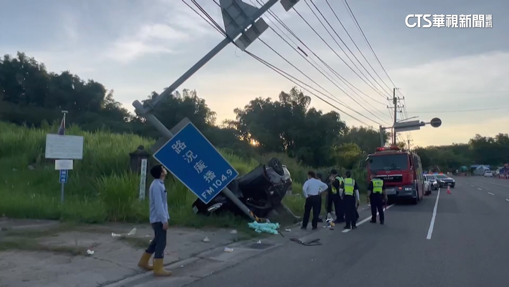 疑自撞電桿翻車　台南左鎮公墓車禍1死1命危