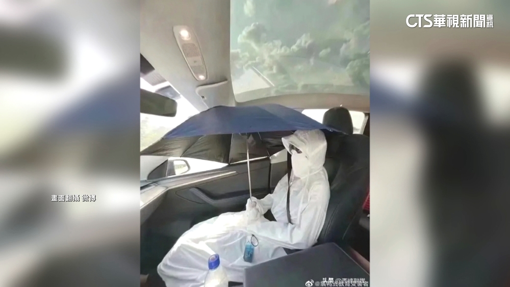 斗笠.陽傘全出動！　中國電動車車主防曬出奇招